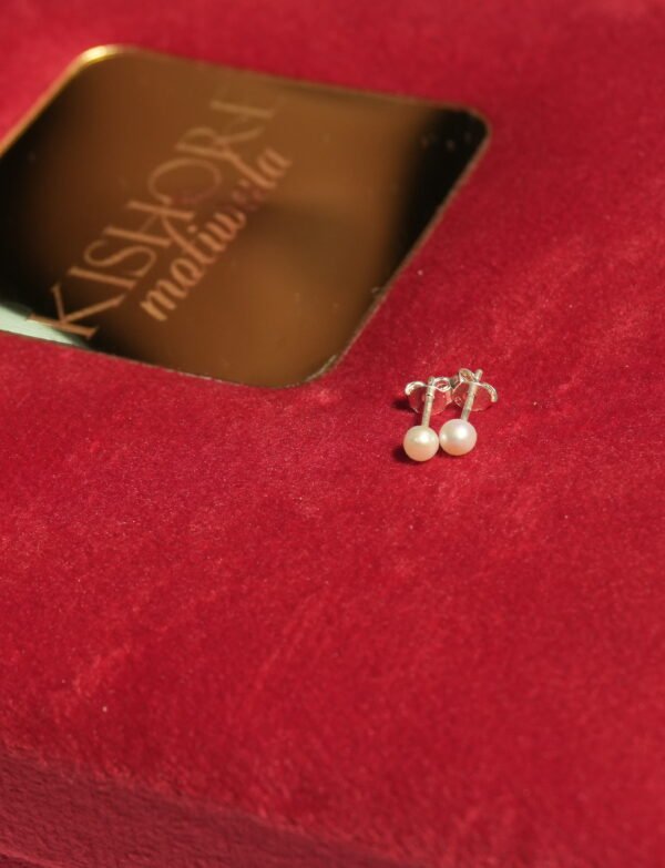 5 mm White Fresh Water Pearl Tops With Silver Stick