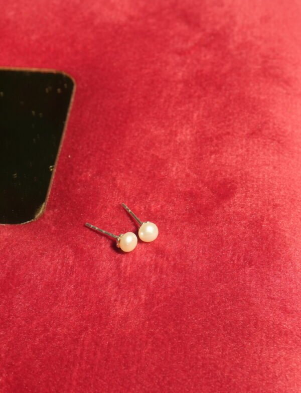 5 mm White Fresh Water Pearl Tops With Silver Stick