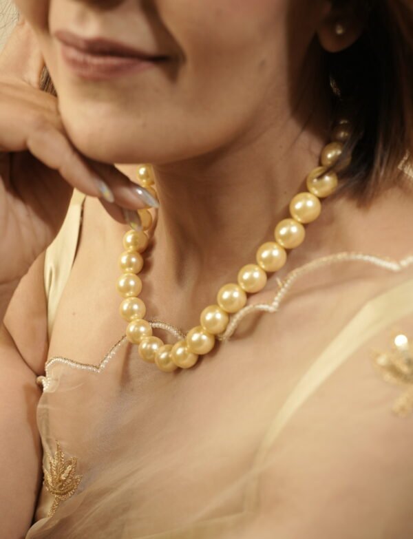 golden pearls necklace